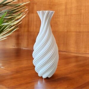 3D Printed Sculptural White Vase – Lightweight Modern Home Decor